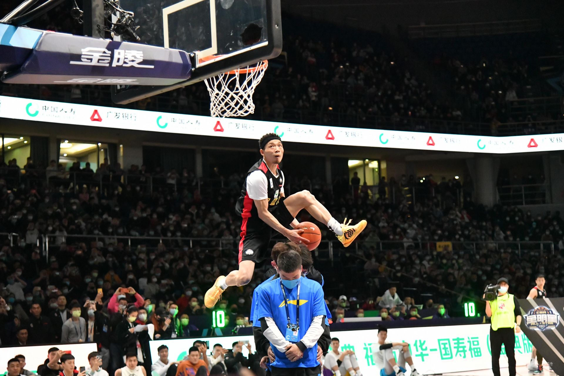 她们不仅利 她们不仅利